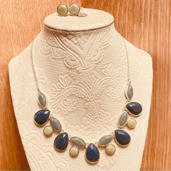 Liz Claiborne Women’s Triple Design Stone Necklace and Button Earrings Set. - Picture 2 of 4